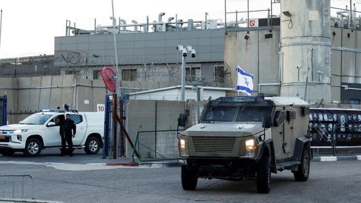 "רוצים להוציא אזרח טוב יותר מהכלא" (צילום: Ammar Awad/Reuters) כלא עופר