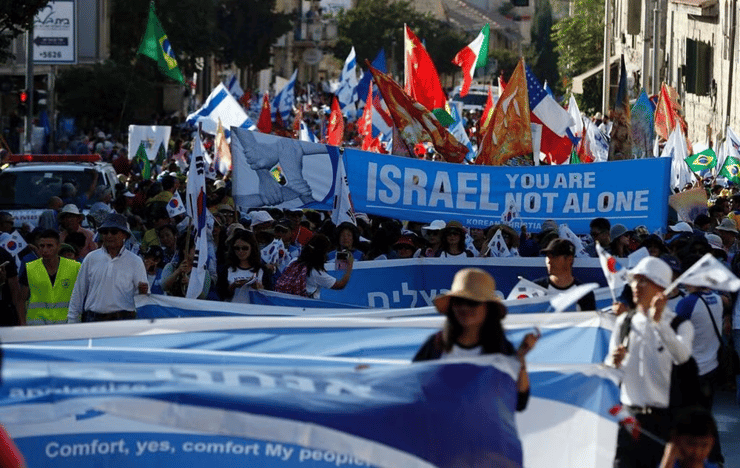 נוצרים אוונגליסטים צועדים בהפגנת תמיכה בישראל בירושלים בשנת 2016 (צילום: AFP) נוצרים אוונגליסטים צועדים בהפגנת תמיכה בישראל בירושלים בשנת 2016