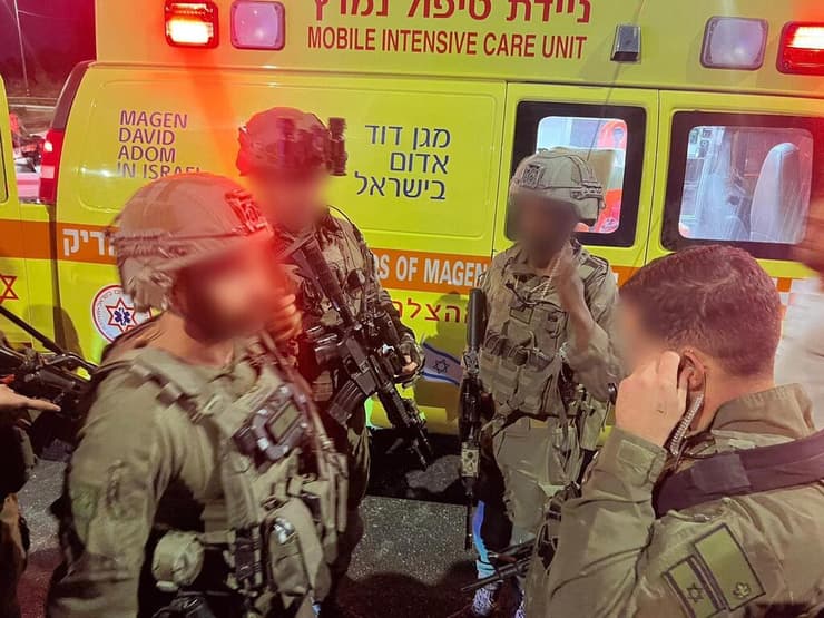 כוחות צה"ל בזירת הפיגוע (צילום: דובר צה"ל) כוחות צה"ל זירת הפיגוע בצומת הגוש