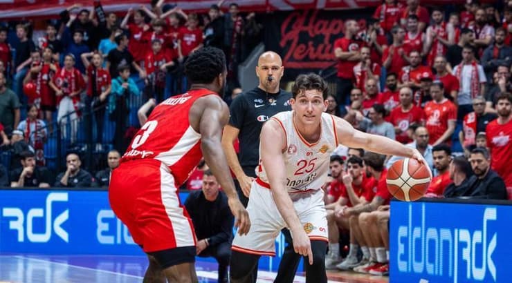 גיל נויוביץ' קורא לחסימה מול קאדין קרינגטון