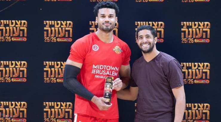 ג'סטין סמית', עם תואר 'השחקן השישי' של העונה (אורן בן חקון) ג'סטין סמית', עם תואר 'השחקן השישי' של העונה