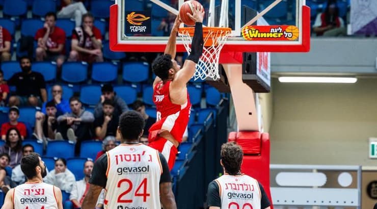 ג'סטין סמית', נותן שואו להגנת הפועל העמק (אורן בן חקון) ג'סטין סמית', נותן שואו להגנת הפועל העמק