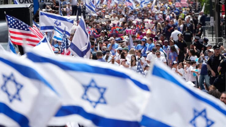 מצעד התמיכה השנתי בישראל, בשדרה החמישי בניו יורק בחודש מאי (צילום: REUTERS/Eduardo Munoz) מצעד התמיכה השנתי בישראל, בשדרה החמישי בניו יורק