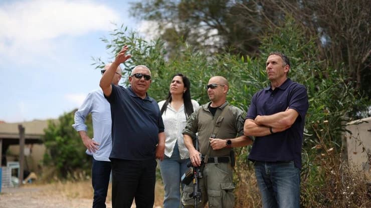 איזנקוט בסיור בצפון. מעתה הוא יאובטח באופן פרטי גדי איזנקוט בביקור ביישובי גבול הצפון