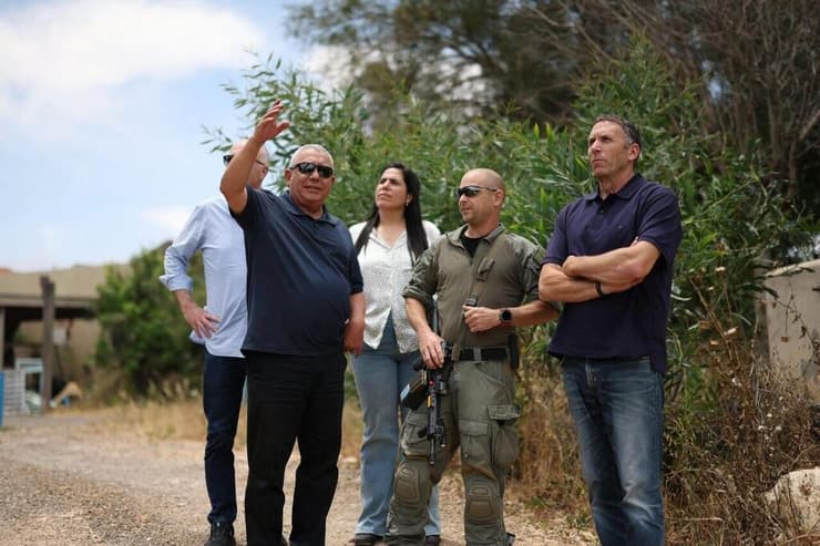 איזנקוט בביקור גבול הצפון (צילום: דוברות) גדי איזנקוט בביקור ביישובי גבול הצפון