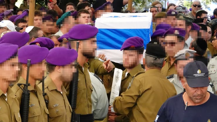 "כואבים את כאבכם". הלווייתו של מיכאל טיוקין ז״ל (צילום: שאול גולן) הלווייתו של מיכאל טיוקין ז״ל