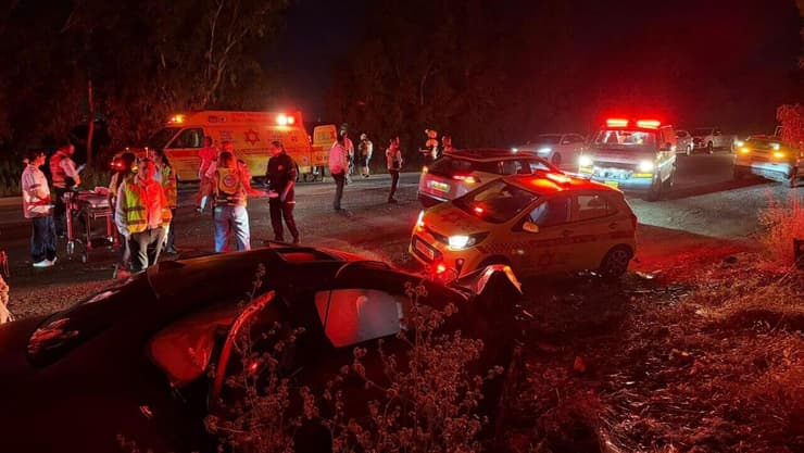 זירת התאונה בכביש 232 (צילום: תיעוד מבצעי מד"א) זירת התאונה בכביש 232