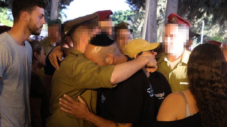 "לא מצליחים לעכל את המציאות". הלווייתו של סמ"ר אדם צרפתי ז"ל (צילום: מוטי קמחי ) הלווייתו של סמ"ר אדם צרפתי ז"ל