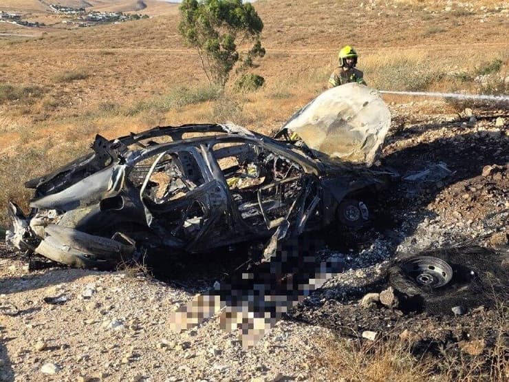 מה שנותר מהרכב השרוף (צילום: כבאות והצלה לישראל) חשד לרצח כפול בכביש 40
