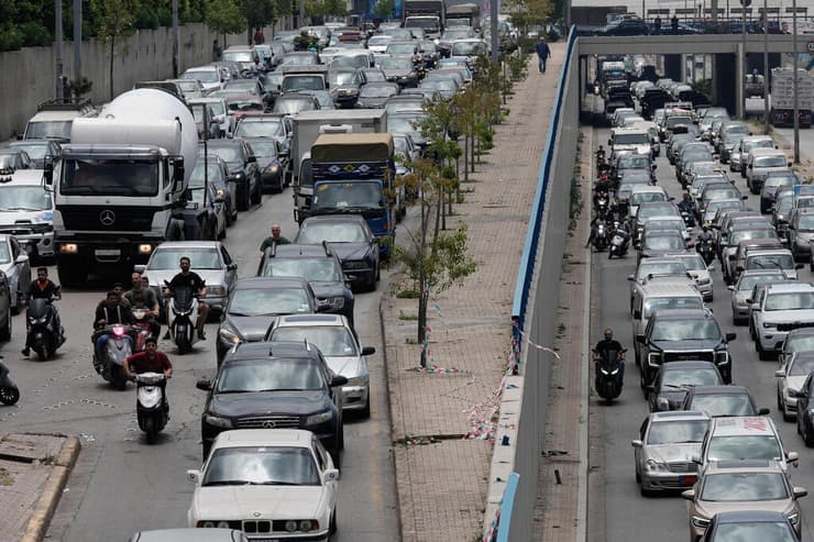 תושבים עוזבים את אזור הדאחייה בביירות