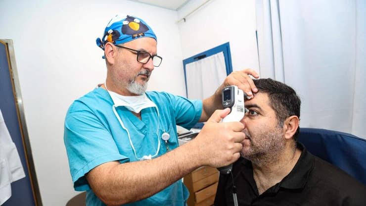 "מצפים לשיפור הדרגתי של המצב". קייס בריק וד"ר שי גנדלר (צילום: גיל נחושתן) קייס בריק כמעט איבד את ראייתו בגלל אלמוג. בתמונה: עם ד"ר שי גנדלר