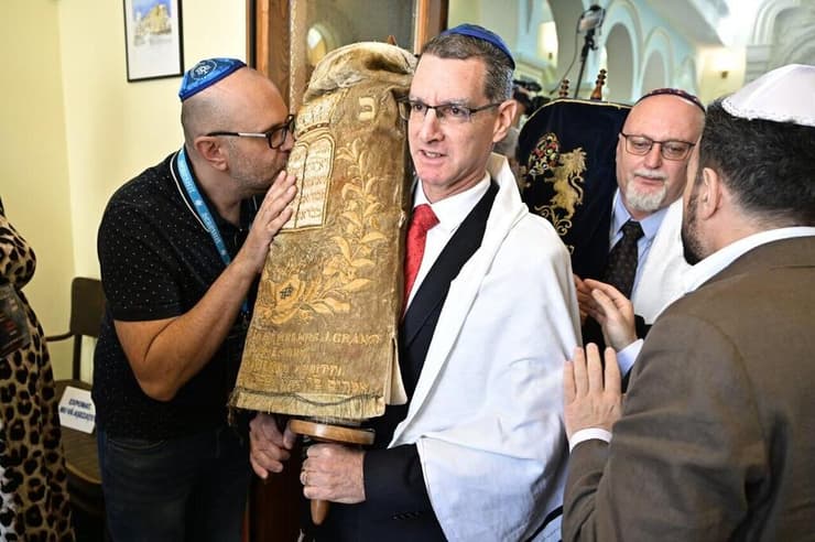 הכנסת ספר תורה בבית הכנסת בקונסטנצה (צילום: שגרירות ישראל ברומניה) הכנסת ספר תורה בבית הכנסת בקונסטנצה
