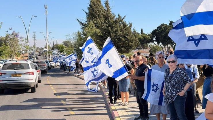 שיירת הדגלים בדרך להלווייתו של סמ"ר אדם צרפתי ז"ל (צילום: אשר דיין ואלדד עובדיה, דוברות עיריית אשקלון) שיירת הדגלים בדרך להלווייתו של סמ"ר אדם צרפתי ז"ל