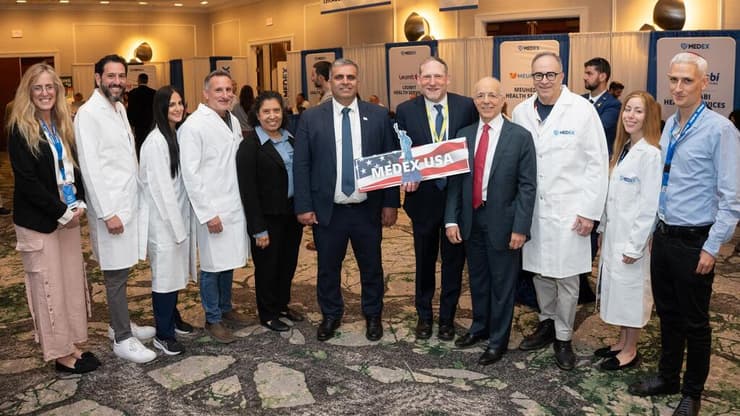 בתמונה, בין היתר: ספי מנדלוביץ', המשנה למנכ"ל משרד הבריאות; טוני גלברט, מייסד-שותף ויו"ר "נפש בנפש"; הרב יהושע פס, מייסד-שותף ומנכ"ל "נפש בנפש"; שר העלייה והקליטה אופיר סופר; דגנית סנקר לנגה, מנכ"לית משרד העלייה והקליטה; ואפרת אפללו, ראש מנהלת רופאים במשרד העלייה והקליטה (צילום: ניר אריאלי) כנס Medex