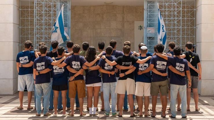 "גאים מאוד בבוגרים שלנו, שהולכים לשרת בחוד החנית של היחידות בצה"ל". בוגרי שנת 2026 של מכינת תבור (צילום: באדיבות מדרשת תבור) "גאים מאוד בבוגרים שלנו, שהולכים לשרת בחוד החנית של היחידות בצה"ל". בוגרי שנת 2026 של מכינת תבור
