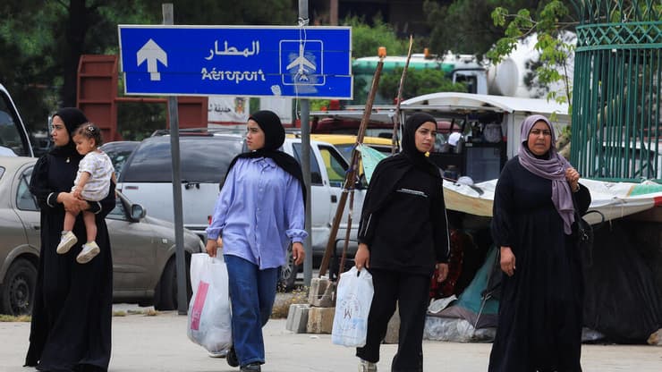 תושבים עוזבים את אזור הדאחייה בביירות