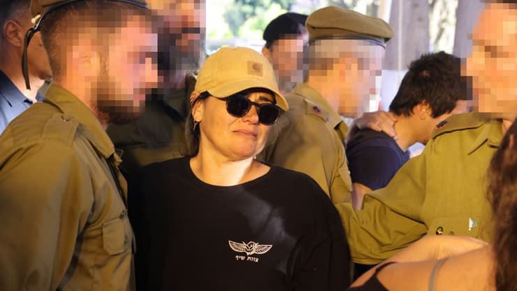 "אתה אהבה והגאווה שלנו". הלווייתו של סמ"ר אדם צרפתי ז"ל (צילום: מוטי קמחי ) הלווייתו של סמ"ר אדם צרפתי ז"ל