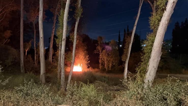 השריפה שהוצתה ליד התחנה (צילום: לירן תמרי) השריפה שהציתו החרדים הקיצוניים ליד תחנת משטרת בית שמש