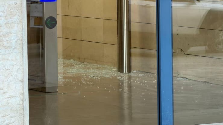 הנזק לבניין אגף הטכנולוגיות בהר חוצבים (צילום: לירן תמרי ) הנזק לבניין אגף הטכנולוגיות בהר חוצבים