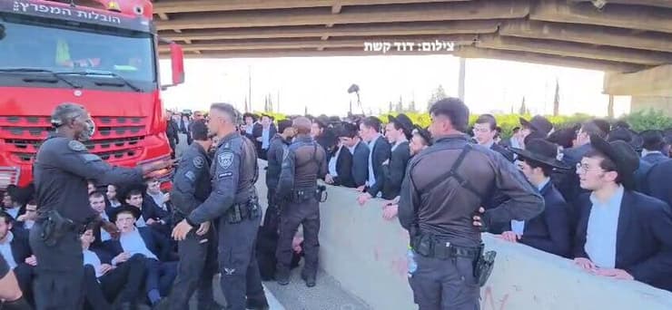 הפגנת החרדים נגד הגיוס במחלף גנות, אתמול (צילום: דוד קשת) הפגנת החרדים במחלף גנות