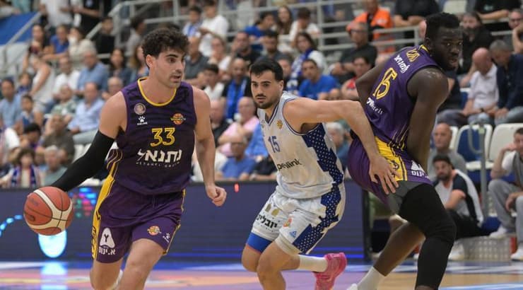 יאיר קרביץ חולף על פניו של שלו לוגשי (ראובן שוורץ) יאיר קרביץ חולף על פניו של שלו לוגשי