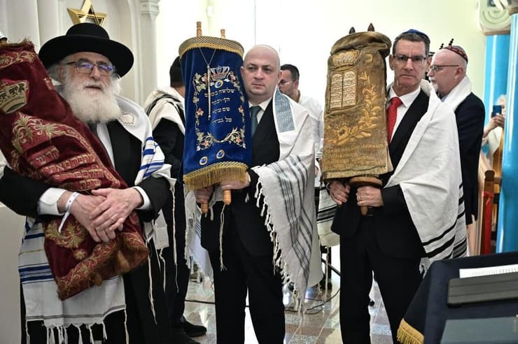 הכנסת ספר תורה בבית הכנסת בקונסטנצה (צילום: שגרירות ישראל ברומניה) הכנסת ספר תורה בבית הכנסת בקונסטנצה