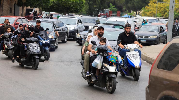 תושבים עוזבים את אזור הדאחייה בביירות