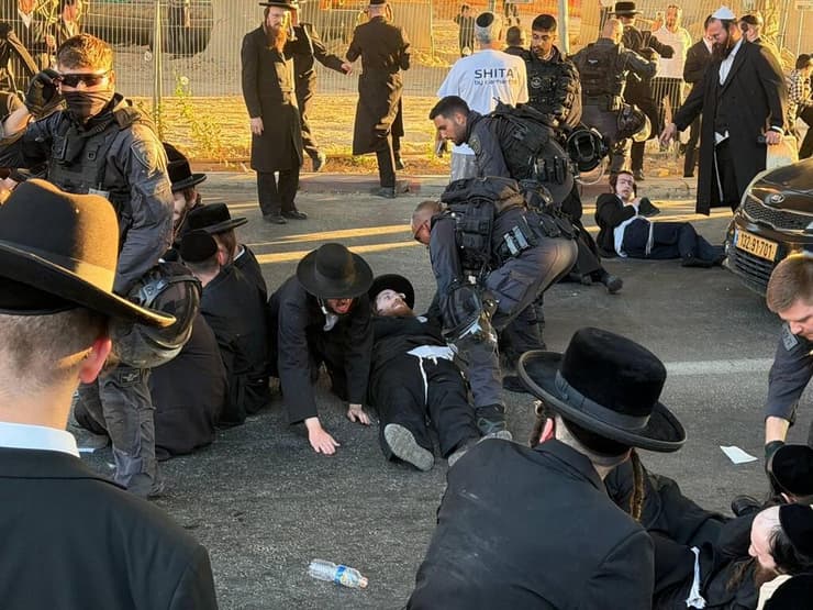 עימותים בין מפגינים לכוחות המשטרה