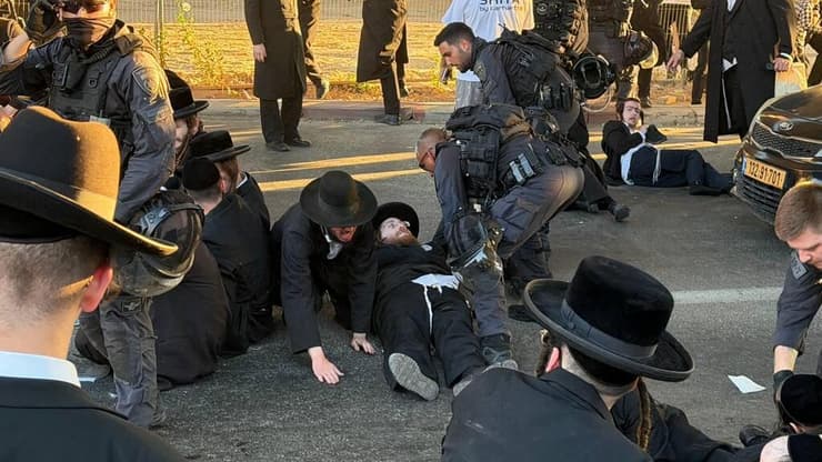 עימותים בין מפגינים לכוחות המשטרה, היום (צילום: לירן תמרי) עימותים בין מפגינים לכוחות המשטרה