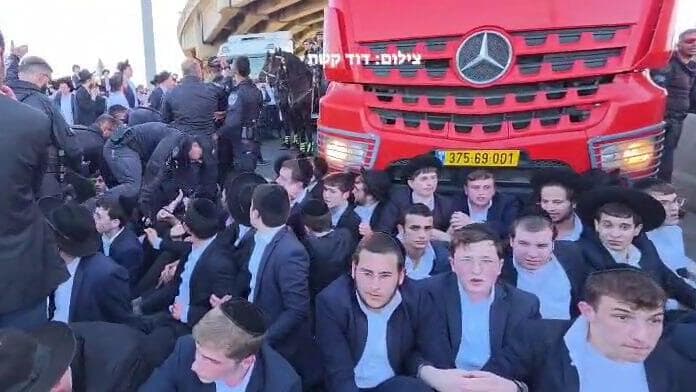 הפגנת החרדים במחלף גנות (צילום: דוד קשת) הפגנת החרדים במחלף גנות