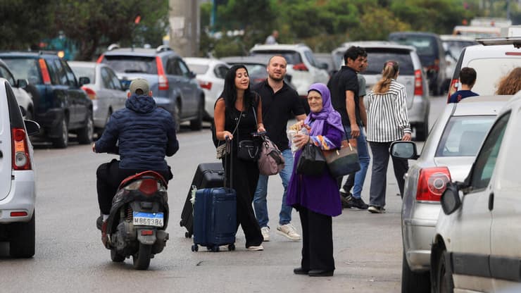 תושבים עוזבים את אזור הדאחייה בביירות