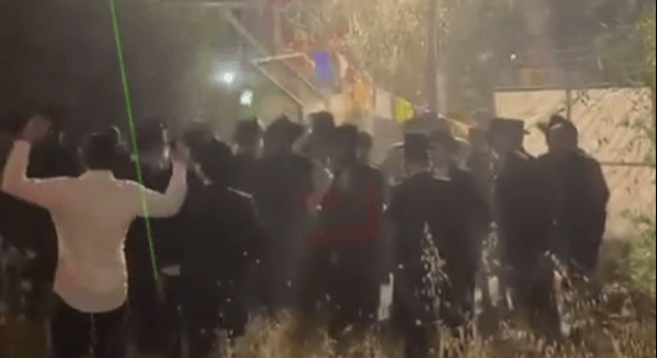 חרדים קיצוניים פורצים לתחנת המשטרה בבית שמש (צילום: סעיף 27א לפי חוק זכויות יוצרים) חרדים קיצוניים פורצים לתחנת המשטרה בבית שמש