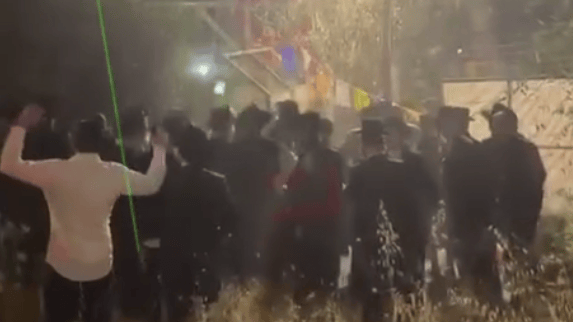חרדים קיצוניים פורצים לתחנת המשטרה בבית שמש (צילום: סעיף 27א לפי חוק זכויות יוצרים) חרדים קיצוניים פורצים לתחנת המשטרה בבית שמש