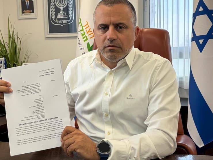 ראש מועצת חצור מיכאל קבסה עם העתירה. "זה כתב אישום חמור נגד המדינה" (צילום: מועצת חצור הגלילית) מיכאל קבסה ראש מועצת חצור הגלילית