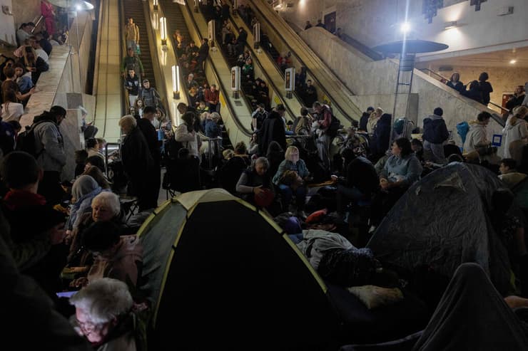צילום: Tetiana DZHAFAROVA / AFP אוקראינים מוצאים מחסה ב תחנת מטרו ב קייב במהלך מתקפה של רוסיה על אוקראינה