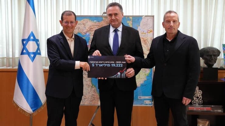 מנכ"ל משרד הביטחון, אלוף (מיל') אמיר ברעם, שר הביטחון ישראל כ"ץ וראש סיב"ט, תא"ל (מיל') יאיר קולס