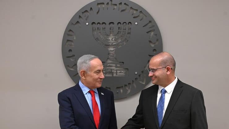 "יפה לך חליפה ועניבה". רומן גופמן ובנימין נתניהו (צילום: חיים צח/ לע״מ) בנימין נתניהו ורומן גופמן
