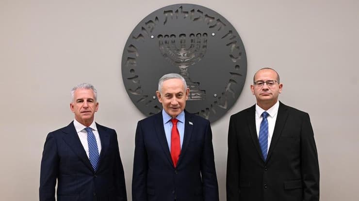 זה שנכנס וזה שיוצא. רומן גופמן, בנימין נתניהו ודוד ברנע (צילום: חיים צח/ לע״מ) בנימין נתניהו ורומן גופמן