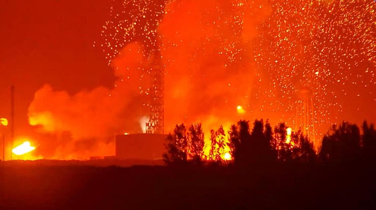 אש במשטח השיגור בקייפ קנוורל (צילום: NASASpaceflight.com/Handout via REUTERS) אש במשטח השיגור בקייפ קנוורל