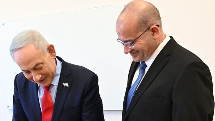 אסף את המסמכים. גופמן ונתניהו (צילום: חיים צח/ לע״מ) בנימין נתניהו ורומן גופמן