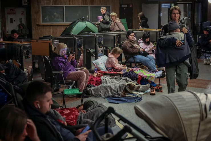 צילום: REUTERS/Alina Smutko אוקראינים מוצאים מחסה ב תחנת מטרו ב קייב במהלך מתקפה של רוסיה על אוקראינה