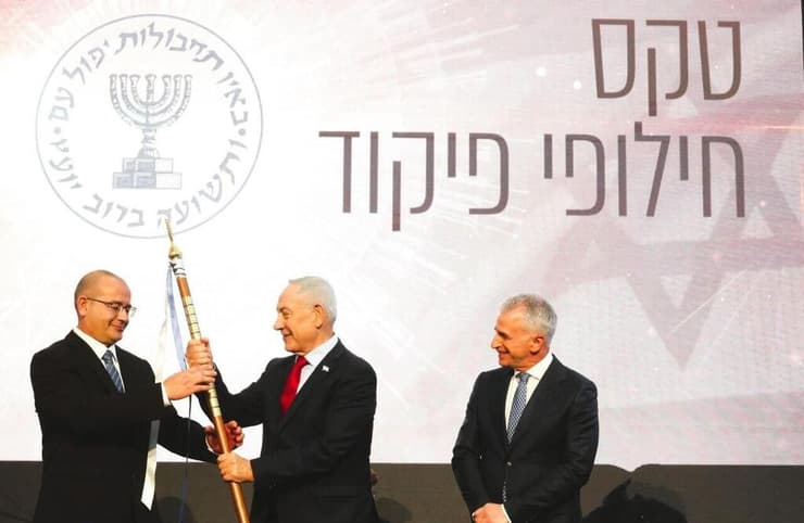 ראש המוסד היוצא דדי ברנע, ראש הממשלה נתניהו וראש המוסד הנכנס, גופמן. "סגירת מעגל שאין מילים לתאר אותה" (צילום: חיים צח/ לע״מ) בנימין נתניהו ורומן גופמן