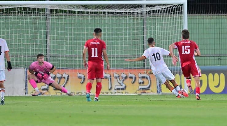 אורי חסאן בועט פנדל (חגי מיכאלי) אורי חסאן בועט פנדל