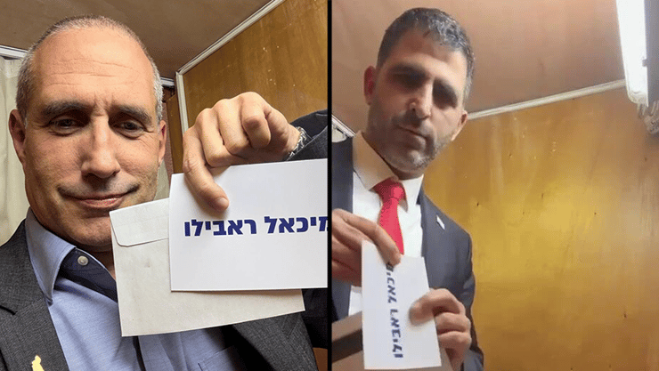 ח"כ חנוך מילבצקי והשר שלמה קרעי עם פתקי ההצבעה ה"חשאית" חנוך מילבצקי והשר קרעי מצביעים בבחירות למבקר המדינה הבא לראבילו