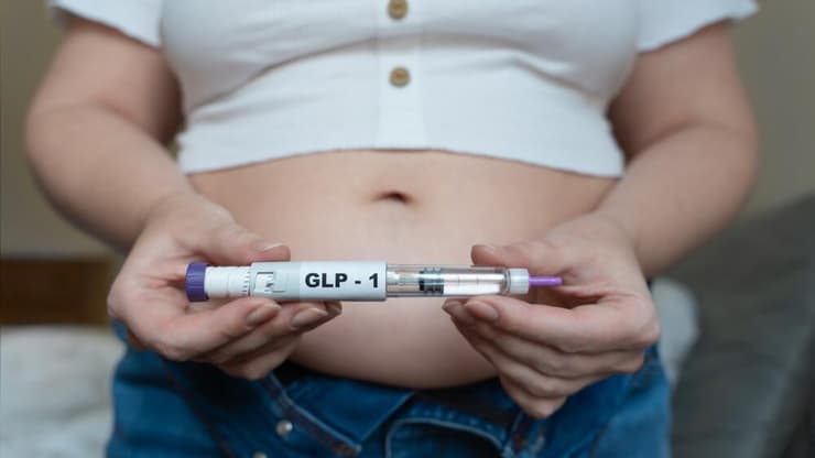 זריקות הרזיה מסוג GLP-1 מפחיתות את רמת הדלקת הסמויה ובכך מורידות גורם סיכון. אילוסטרציה (צילום: KaterynaBorodina / shutterstock) זריקת הרזיה