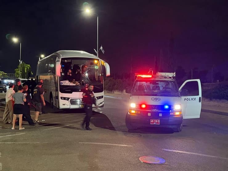 מפגינים חרדים מגיעים באוטובוס למחאה על חוק הגיוס מחוץ לביתו של שופט העליון סולברג (צילום: לירן תמרי) מפגינים חרדים מגיעים באוטובוס למחאה על חוק הגיוס מחוץ לביתו של שופט העליון סולברג