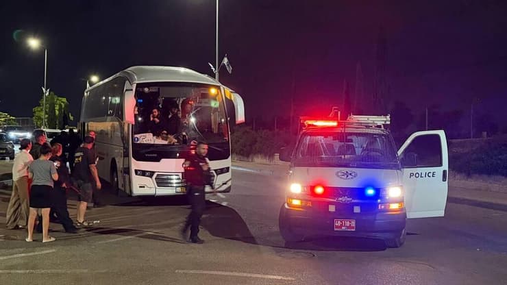 מפגינים חרדים מגיעים באוטובוס למחאה על חוק הגיוס מחוץ לביתו של שופט העליון סולברג