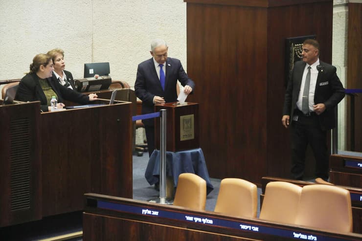 "כשיתנו לי אור ירוק, אשמח לפרט". נתניהו בהצבעה על מבקר המדינה (צילום: גיל יוחנן) בחירת מבקר המדינה במליאה