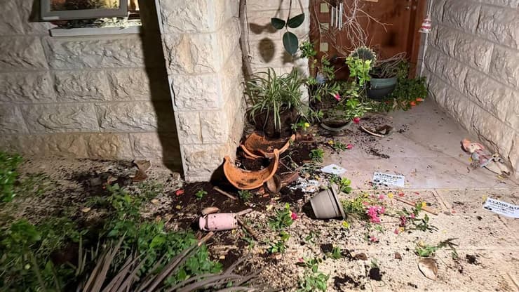 הנזקים שגרמו מפגינים חרדים לביתו של שופט העליון סולברג במחאה על חוק הגיוס