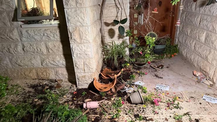 צילום: לירן תמרי הנזקים שגרמו מפגינים חרדים לביתו של שופט העליון סולברג במחאה על חוק הגיוס